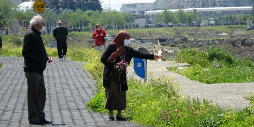 Trabzon'da yaşlılar sokağa çıktı, renkli görüntüler oluştu