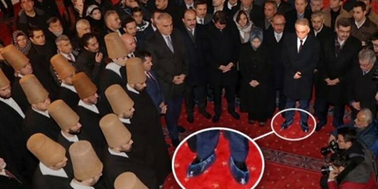 Vali camiye ayakkabılarıyla girdi