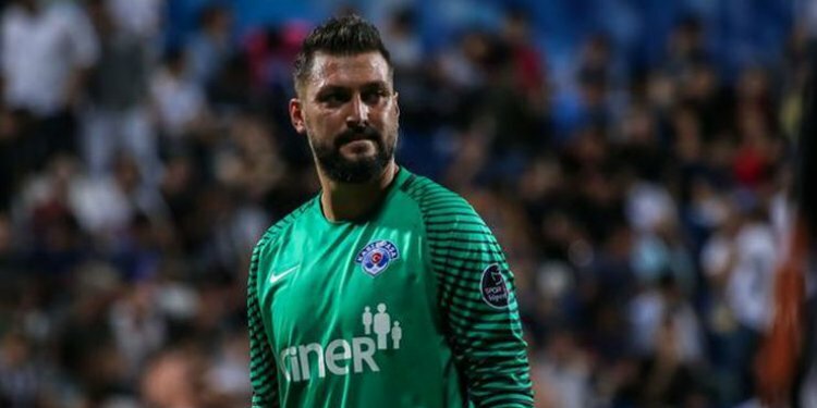 Süper Lig ekibinin kalecisi babasını kaybetti