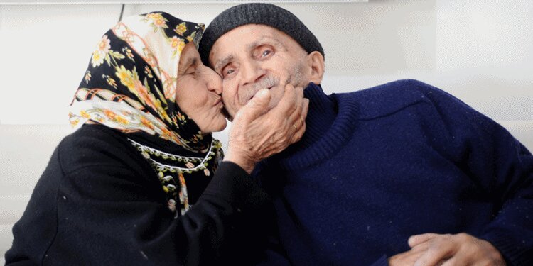 Giresun'da 80'lik çift yıldırım nikahı ile evlendi!