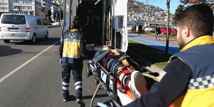 Bisikletli gence çarparak yolun kenarına savurdu!