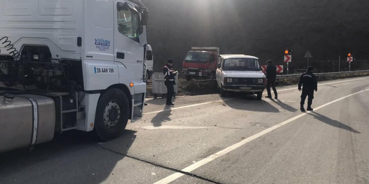 Trabzon plakalı minibüse çarptı!