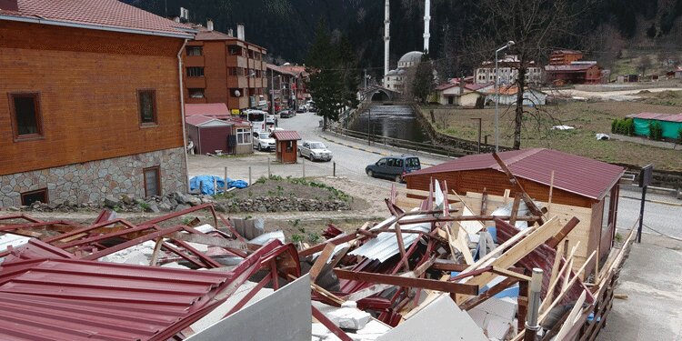 Uzungöl'de yıkım sürüyor! 11 tesis...