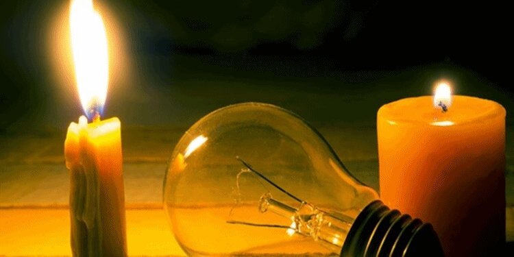 Fırtına, Trabzon'u vurdu! Elektrikler kesildi