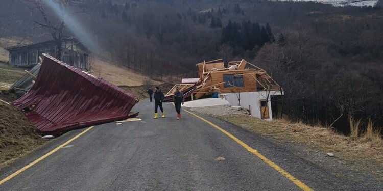 Çaykara'yı hem yangın hem fırtına vurdu!