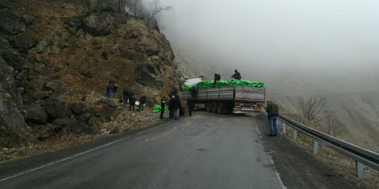 Trabzon'da kontrolden çıkan TIR yolu kapadı