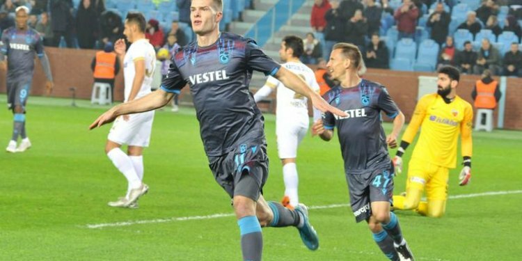 Tahtı kimseye bırakmıyor