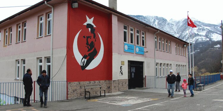 Trabzon'daki okula acil boşaltma kararı! Depremden...