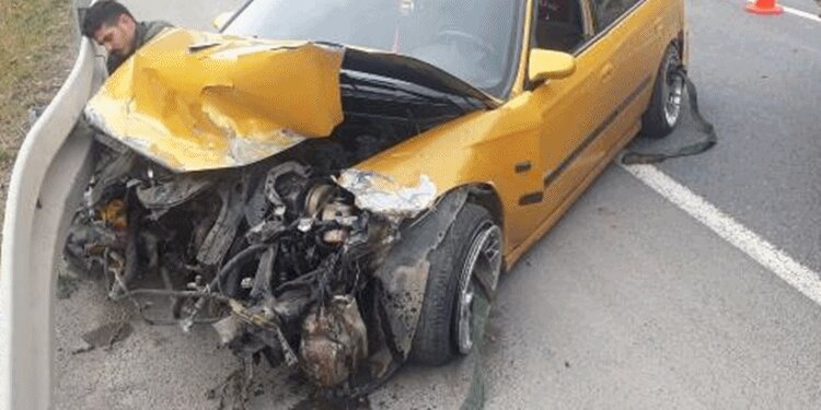 Trabzon'da bariyerlere giren araç pert oldu! 1 kişi...