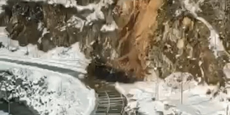 Rize'de heyelan anı böyle görüntülendi!