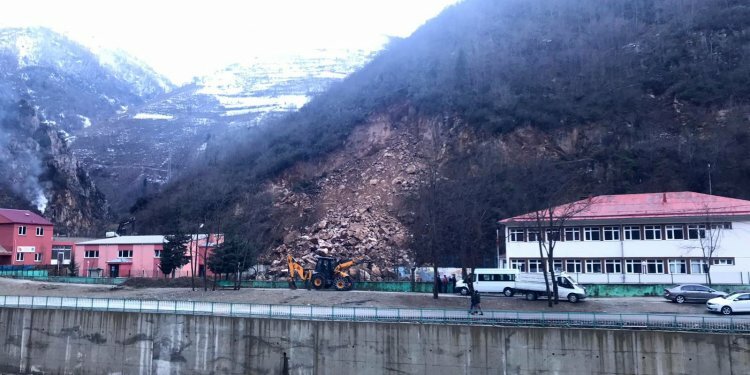 Gümüşhane'de kaya parçaları okulun bahçesine düştü
