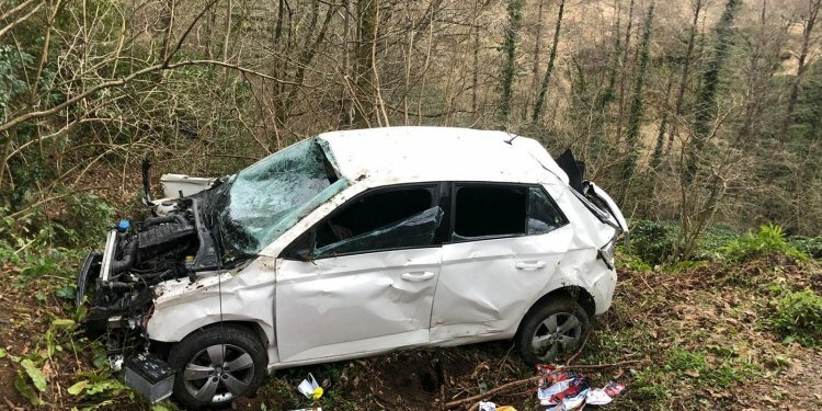 Trabzon’da otomobil uçuruma yuvarlandı