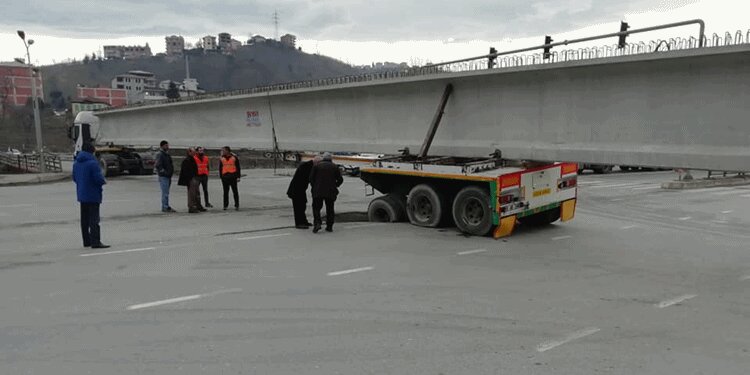 Trabzon'da tırın ağırlığına dayanamayan yol çöktü!
