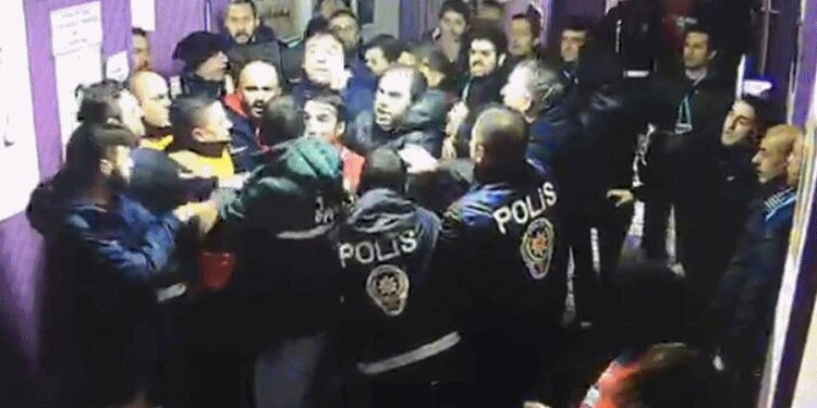 Bölgemizdeki maçta futbolcular polisi yaraladı!
