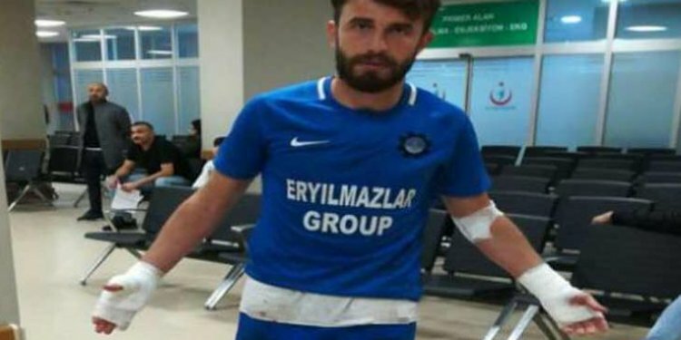 Maç sonrası futbolculara bıçaklı saldırı