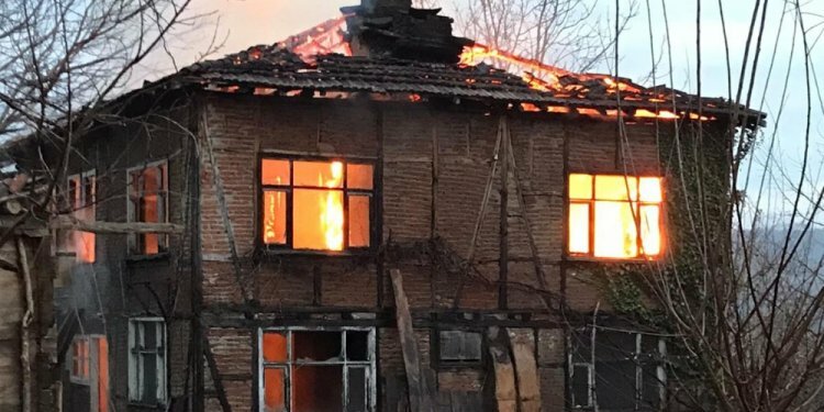İki katlı ahşap ev alevlere teslim oldu