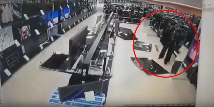 Putin’e sinirlenip çekiçle mağazadaki televizyonları kırdı