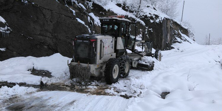 Trabzon'da kardan kapanan yollar açıldı!
