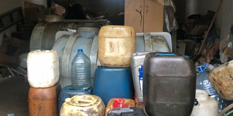 Trabzon'da polis depoya baskın yaptı! Bidonlara saklamış...