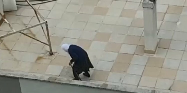 Yaşlı kadın dışarı çıkamayınca çatıya çıktı