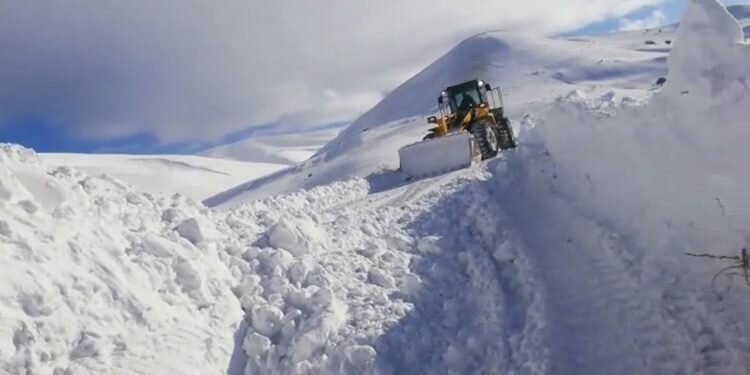 Bayburt-Trabzon arasındaki yolda karla mücadele sürüyor!