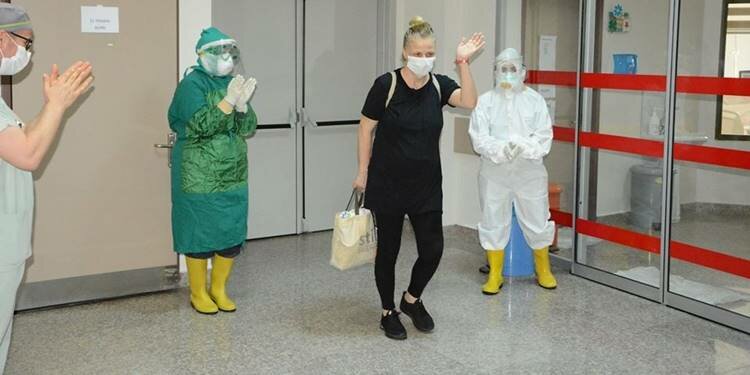 Trabzon'da Koronavirüs'ü yenen hemşire alkışlarla taburcu edildi!