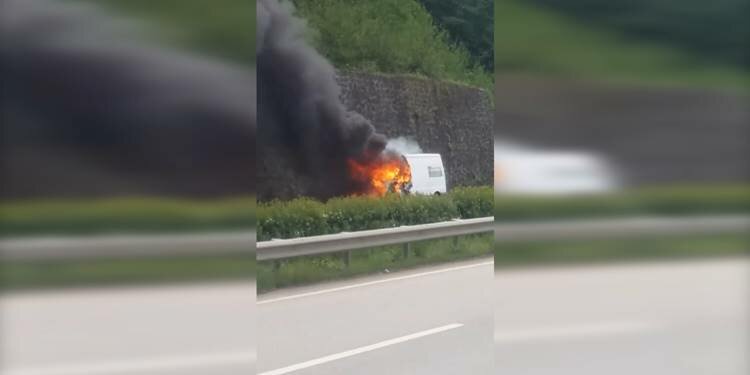 Sahil yolunda seyreden araç alev alev yandı!