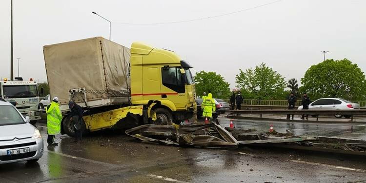 Trabzon'da kaza yapan tır, yolu trafiğe kapattı!