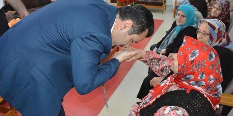 Başkan Genç, Anneler Günü'nde onları unutmadı!