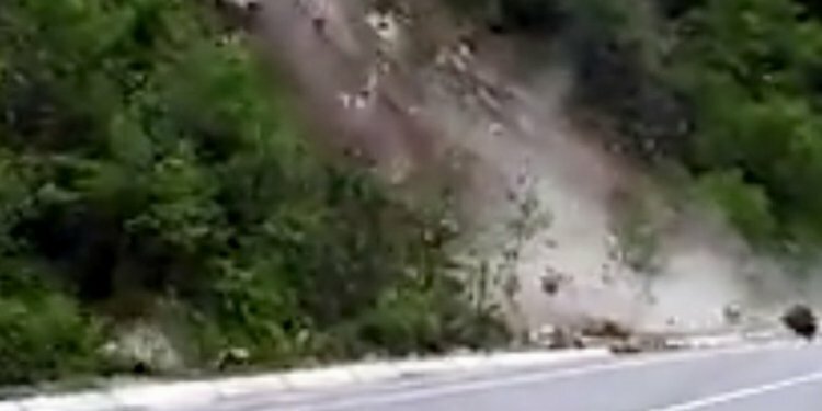 Heyelan riski oluşturan kayalar böyle yıkıldı