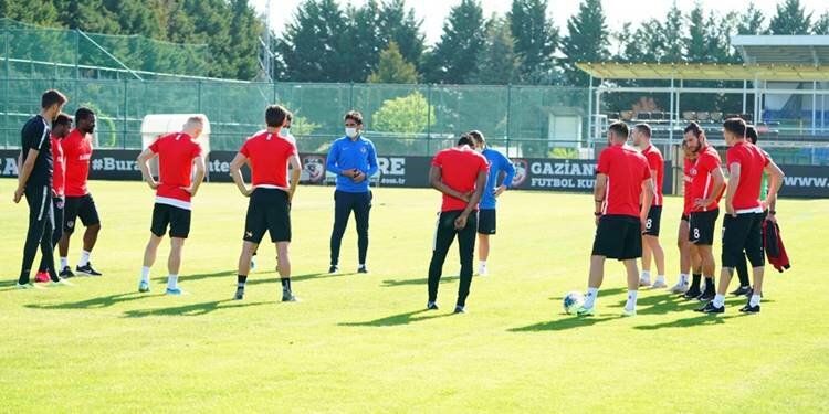 Süper Lig ekibinin neredeyse yarısı karantinada!