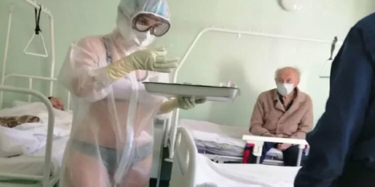 Hastanede bikinili hemşire şoku!