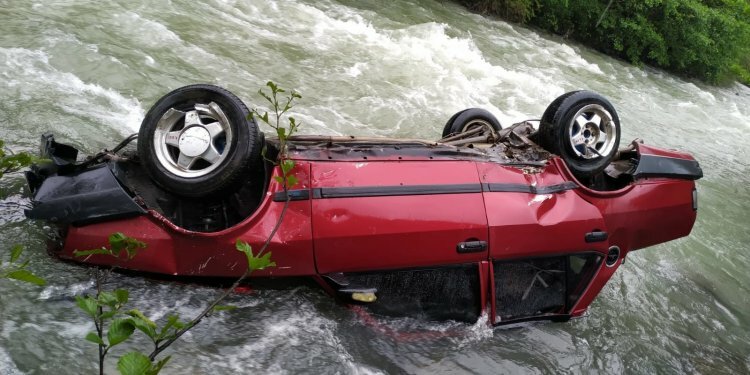 Trabzon'da feci kaza! Dereye uçtular...
