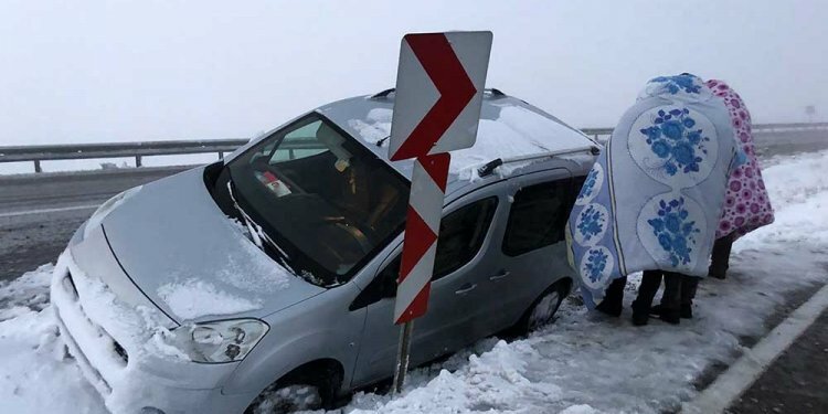 Kardan kapanan yollarda mahsur kalan vatandaşlar kurtarıldı