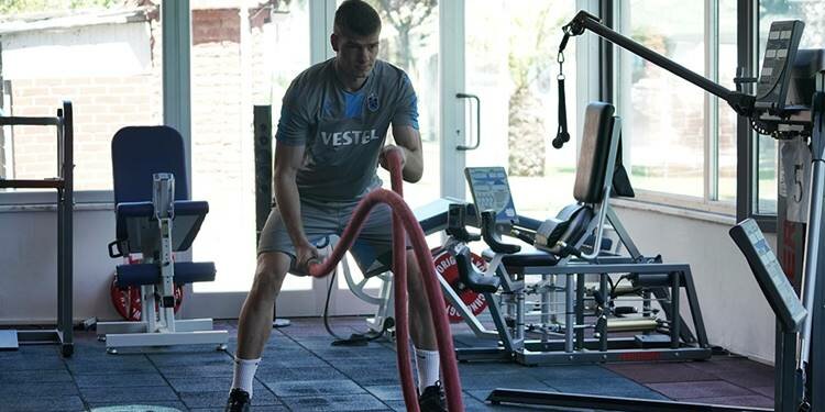Trabzonspor'un yıldızı antrenmana katılmadı! Ağrıları sürüyor