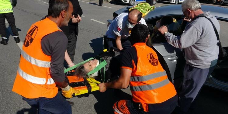 Yaşlı annesini Trabzon'a götürürken kaza yaptı!