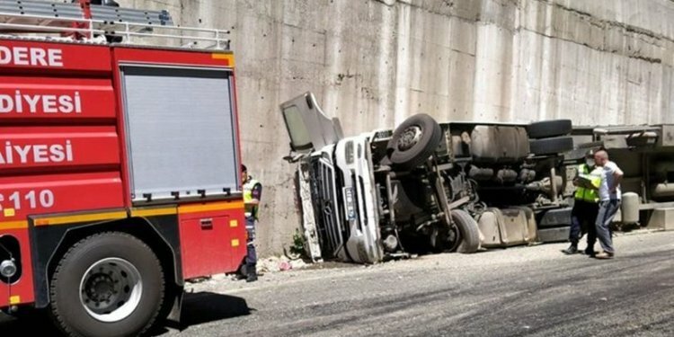 Rize’de TIR devrildi; baba öldü, oğlu yaralı!