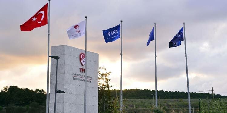 TFF'de flaş istifa! 2010-11 açıklaması...