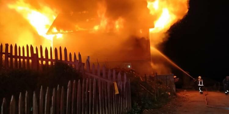 Rize'de düşen yıldırım bir evi kül etti!