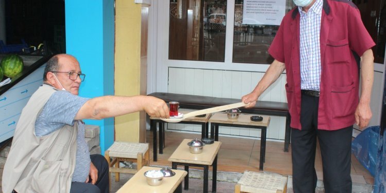 Çay ocağında korona virüse karşı ilginç önlem