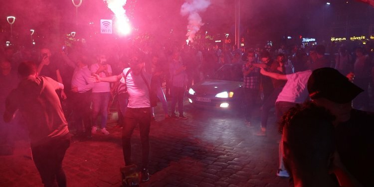 Trabzonspor taraftarı 23 yıl sonra gelen galibiyeti kutladı