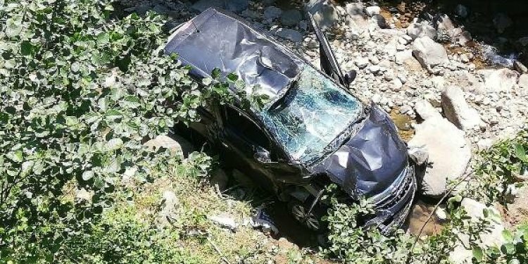Trabzon'da araç dere yatağına düştü: 2 yaralı!