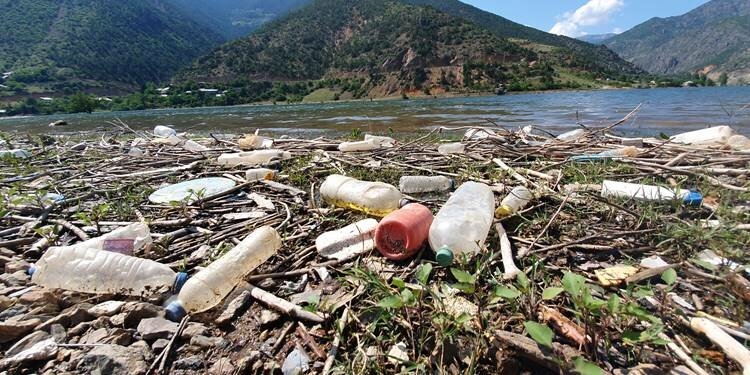 Bölgemizdeki baraj gölü çöplüğe döndü!