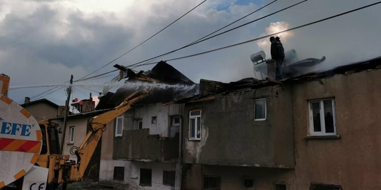 Gümüşhane'de düşen yıldırım yangın çıkardı