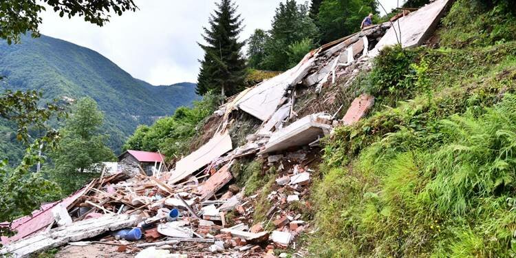 Trabzon'da heyelanın kapattığı yollar ulaşıma açıldı!