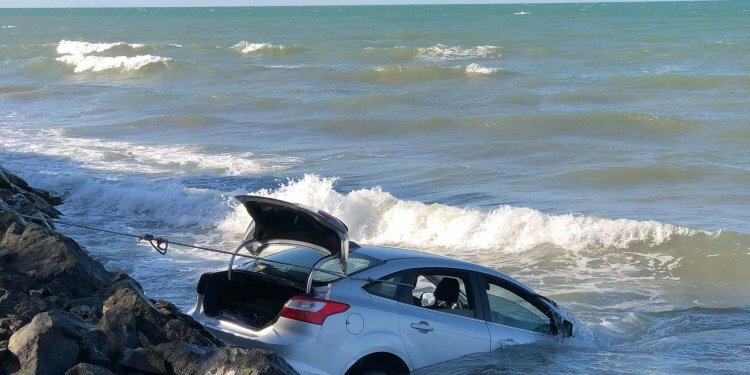 Otomobil denize uçtu