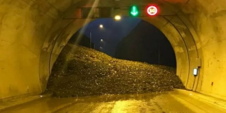Artvin'de heyelan yol kapattı
