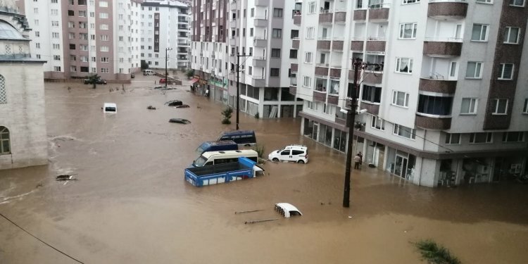 Rize'de dere taştı, araçlar su altında kaldı