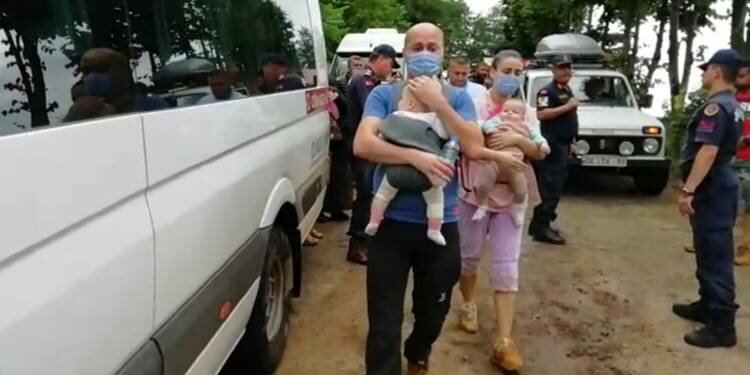 Rize'de mahsur kalan 49 kişi kurtarıldı!