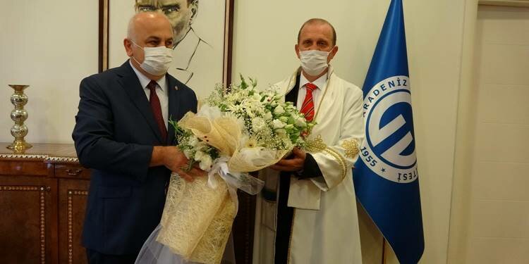 KTÜ'nün tartışmalı rektörü, görevini devretti!